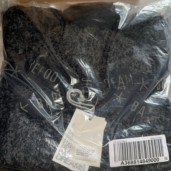NWT Barefoot Dreams CozyChic Pom-Pom Beanie and Scarf Set in Carbon Black - Picture 3 of 5